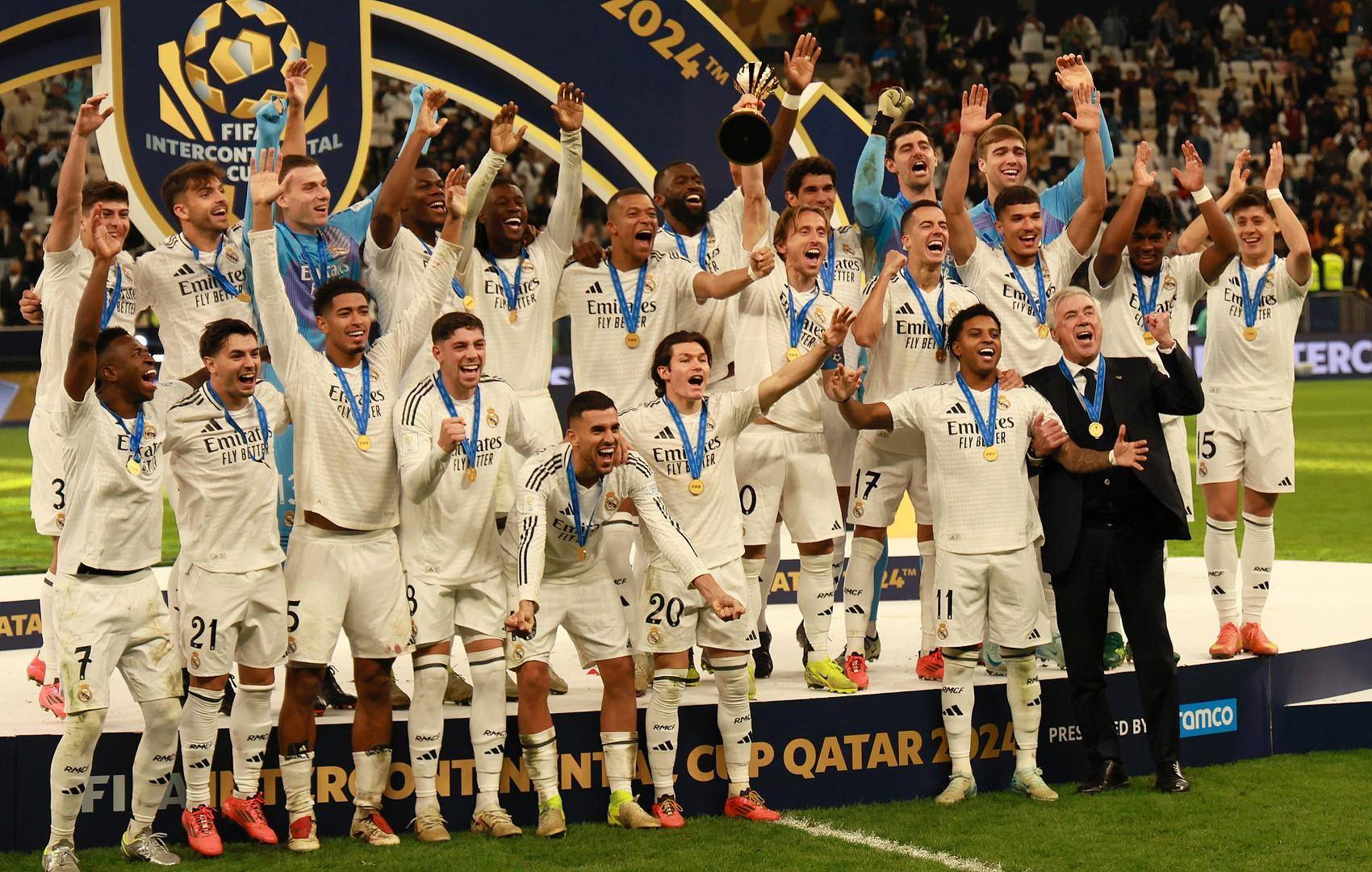 国乒拿下混团世界杯3连冠 采访时被吉祥物“乒乓”硬控 听说桌上的也能带走 全员直接all in 人手两个开心回家