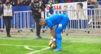 TA：皇马寻求引进后卫和中场；他们愿听取对罗德里戈的报价