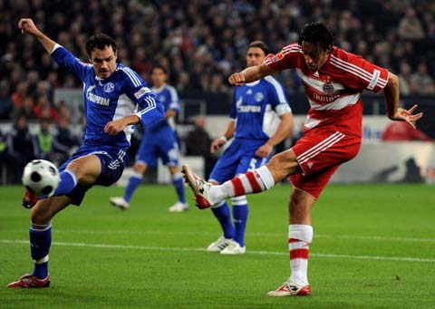 曼联、利物浦近五轮各1胜，英超积分榜曼联积22分，领先利物浦。（英超近五轮曼联与利物浦各仅一胜，曼联22分暂压利物浦）