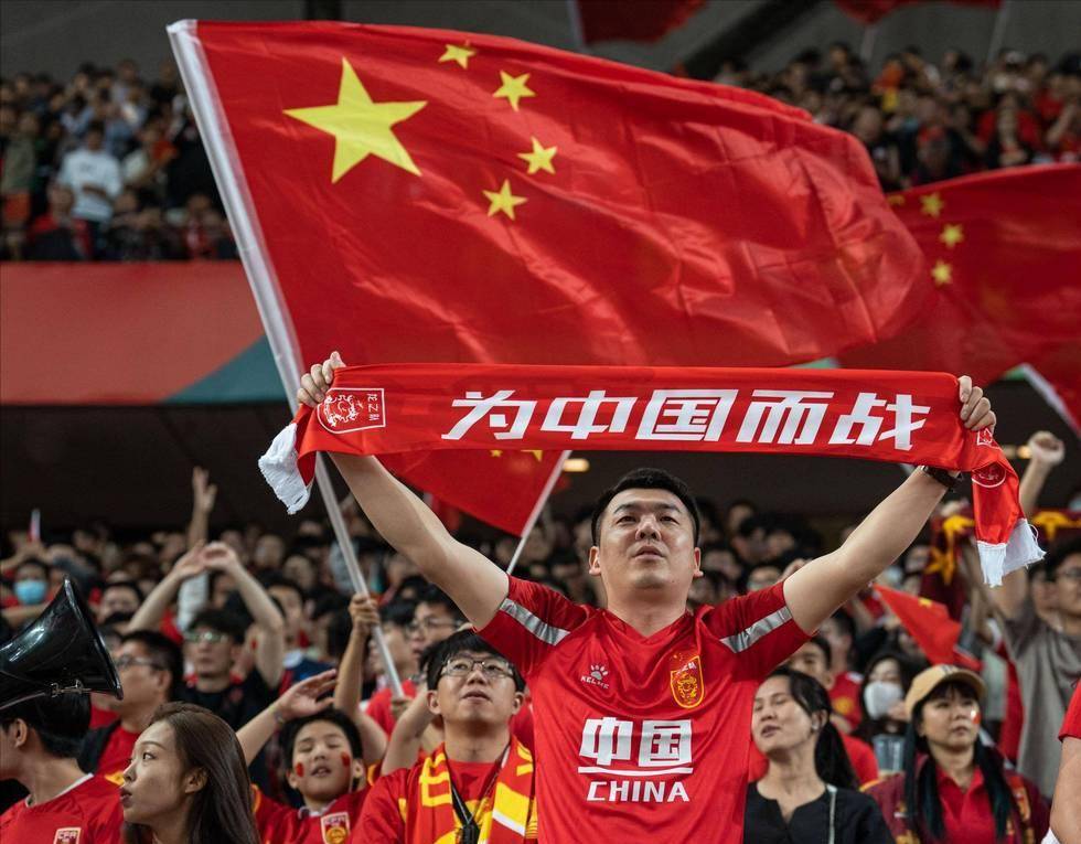 76场比赛10个帽子戏法，凯恩帽子戏法数来到德甲历史第五（凯恩76战收获10次帽子戏法，升至德甲历史帽子戏法榜第5）