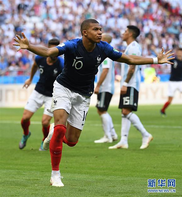 足球西甲豪门签下才华中场，合约长达七年