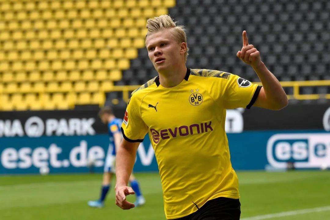 滑手扮关公成都街头玩滑板