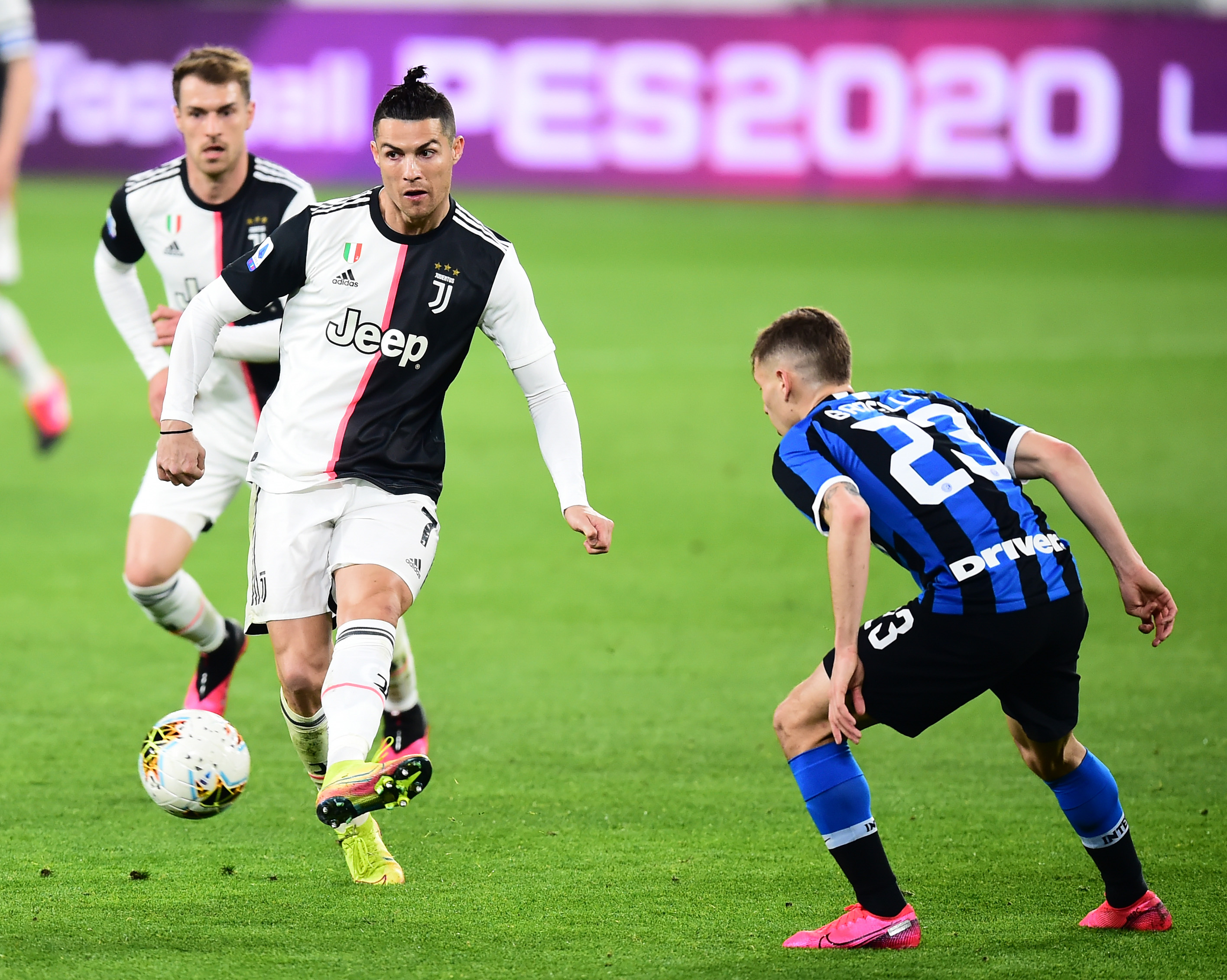 前锋终于找到射门感觉