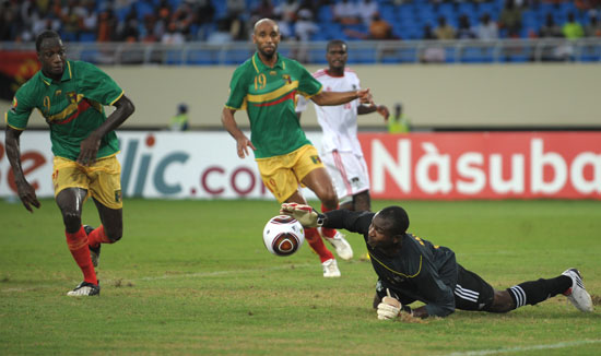 “小雪”节气将至，长春亚泰基地为天然草加盖第二层“棉被”