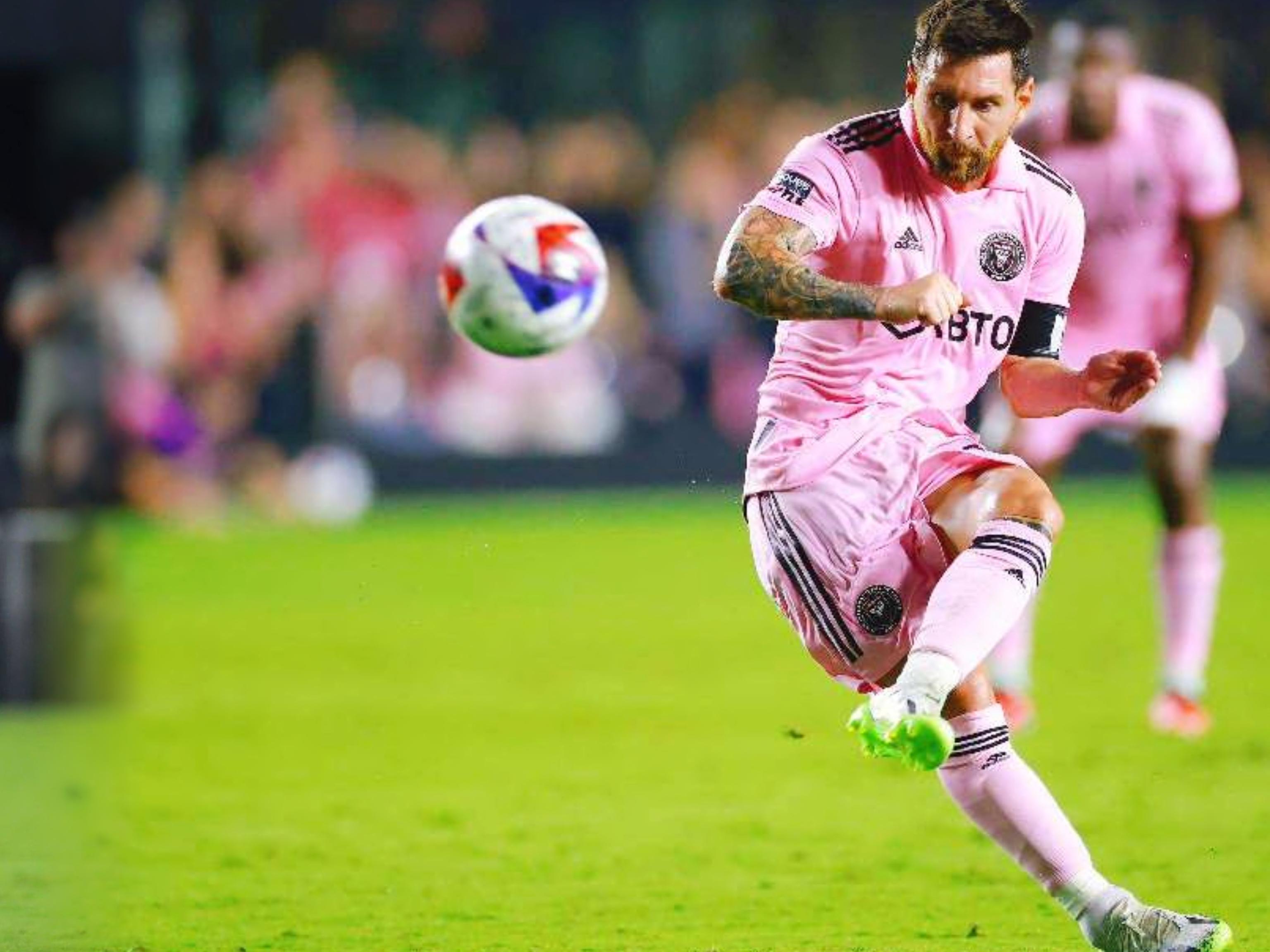 足球英超本轮最佳阵公布，新援发挥亮眼（英超本轮最佳阵容出炉，新援表现抢眼）